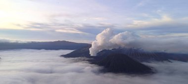 Doğu Java, Endonezya 'daki Bromo Dağı' ndan gün doğumu manzarası
