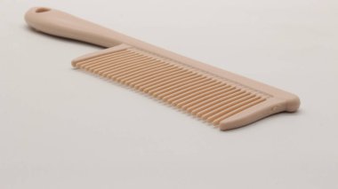 Beyaz arka plan üzerinde izole kahverengi tarak