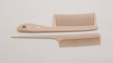 Beyaz arka plan üzerinde izole kahverengi tarak