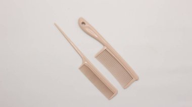 Beyaz arka plan üzerinde izole kahverengi tarak