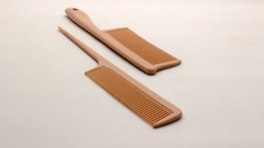 Beyaz arka plan üzerinde izole kahverengi tarak