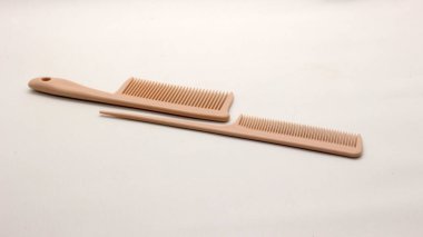 Beyaz arka plan üzerinde izole kahverengi tarak