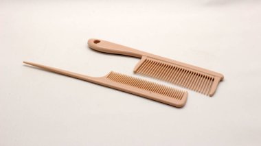 Beyaz arka plan üzerinde izole kahverengi tarak