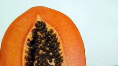 Beyaz arka planda izole edilmiş taze Papaya 'ya yakın çekim