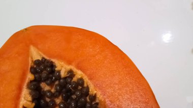 Beyaz arka planda izole edilmiş taze Papaya 'ya yakın çekim