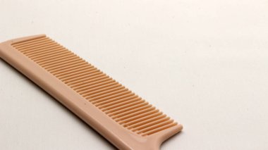 Beyaz arka plan üzerinde izole kahverengi tarak