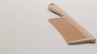 Beyaz arka plan üzerinde izole kahverengi tarak