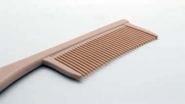 Beyaz arka plan üzerinde izole kahverengi tarak