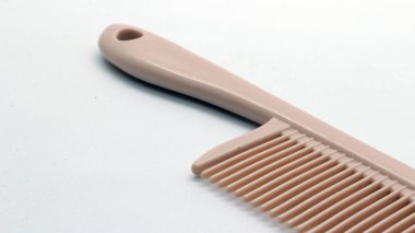 Beyaz arka plan üzerinde izole kahverengi tarak