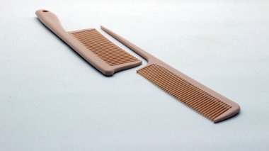 Beyaz arka plan üzerinde izole kahverengi tarak