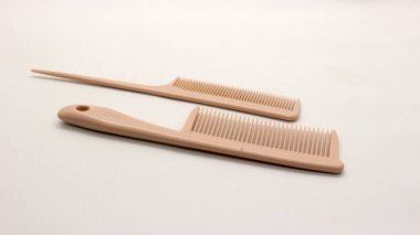 Beyaz arka plan üzerinde izole kahverengi tarak