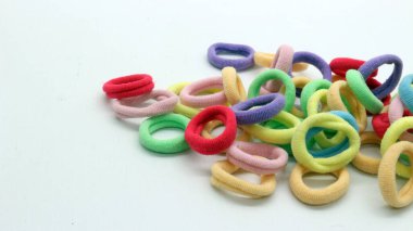Beyaz arkaplanda izole edilmiş renkli elastik saç bağları