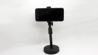 Beyaz arkaplanda izole edilmiş akıllı telefon için siyah stand tutucu