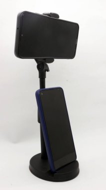 Beyaz arkaplanda izole edilmiş akıllı telefon için siyah stand tutucu