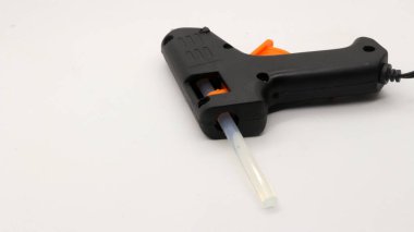 Beyaz arka plan üzerinde izole siyah tutkal tabancası