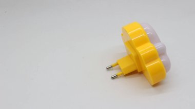 Bulut şekilli gece lambası beyaz arkaplanda izole