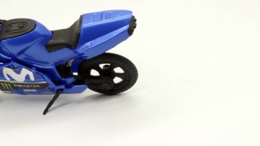 Beyaz arka planda küçük motosiklet oyuncağı