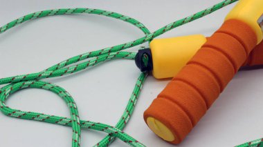 Beyaz arkaplanda turuncu atlama ipi izole edildi