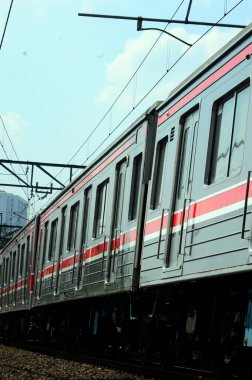 Şehrin raylarından geçen güzel tren manzarası.