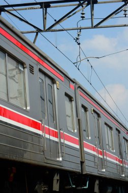 Şehrin raylarından geçen güzel tren manzarası.