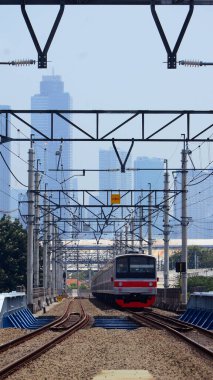 Şehrin raylarından geçen güzel tren manzarası.