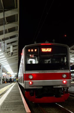 Şehrin raylarından geçen güzel tren manzarası.