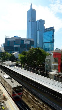 Şehrin raylarından geçen güzel tren manzarası.