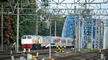 Şehrin raylarından geçen güzel tren manzarası.