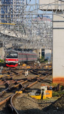 Şehrin raylarından geçen güzel tren manzarası.