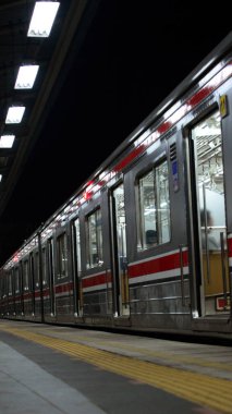 Şehrin raylarından geçen güzel tren manzarası.