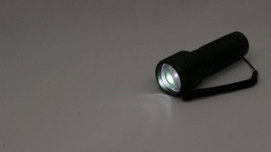 Siyah arkaplanda küçük siyah fener izole edildi