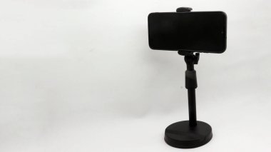 Beyaz arkaplanda izole edilmiş akıllı telefon için siyah stand tutucu