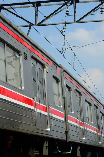 Şehrin raylarından geçen güzel tren manzarası.