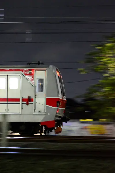 Şehrin raylarından geçen güzel tren manzarası.
