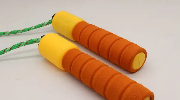 Beyaz arkaplanda turuncu atlama ipi izole edildi