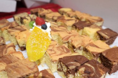 Masada çeşitli kekler var ve yemeye hazır.