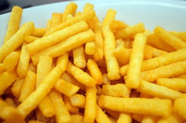 Tabakta servis edilen peynirli çubuk atıştırmalıkların yakın görüntüsü