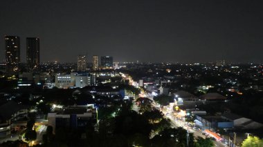 Geceleri yukarıdan güzel bir Jakarta manzarası.