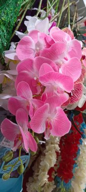 Dükkanda sergilenen plastik dekoratif çiçekler