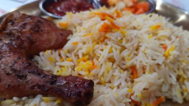 Tavuk, sebze ve acı soslu Kebuli pilavı.