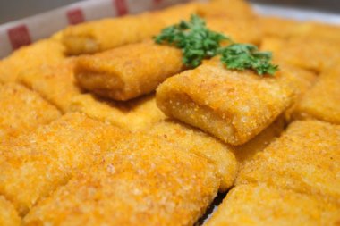 Risoles, geleneksel bir Endonezya yemeği tabakta yemeye hazır.
