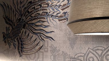 Güzel kuş duvar kağıtlı yatak odası lambası.