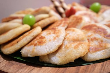 Geleneksel Endonezya yemekleri Wingko babatı yapışkan pirinç unu, granül şeker, pandan yaprağı ve hindistan cevizi sütü tabağında