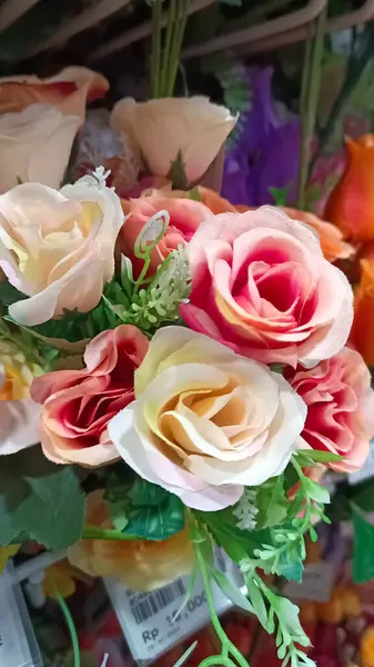 Dükkanda sergilenen plastik dekoratif çiçekler