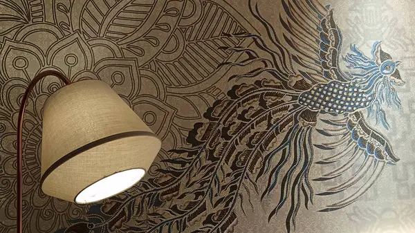 Güzel kuş duvar kağıtlı yatak odası lambası.