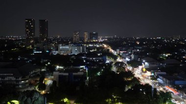 Geceleri yukarıdan güzel bir Jakarta manzarası.