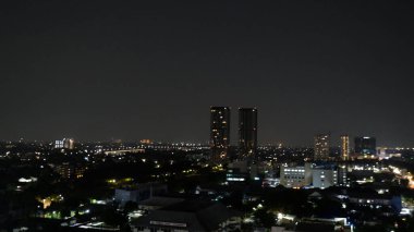 Geceleri yukarıdan güzel bir Jakarta manzarası.