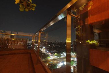 Geceleri yukarıdan güzel bir Jakarta manzarası.