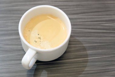 Kahve fincanını beyaz bardakta kapat.