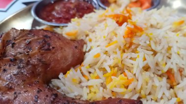 Tavuk, sebze ve acı soslu Kebuli pilavı.